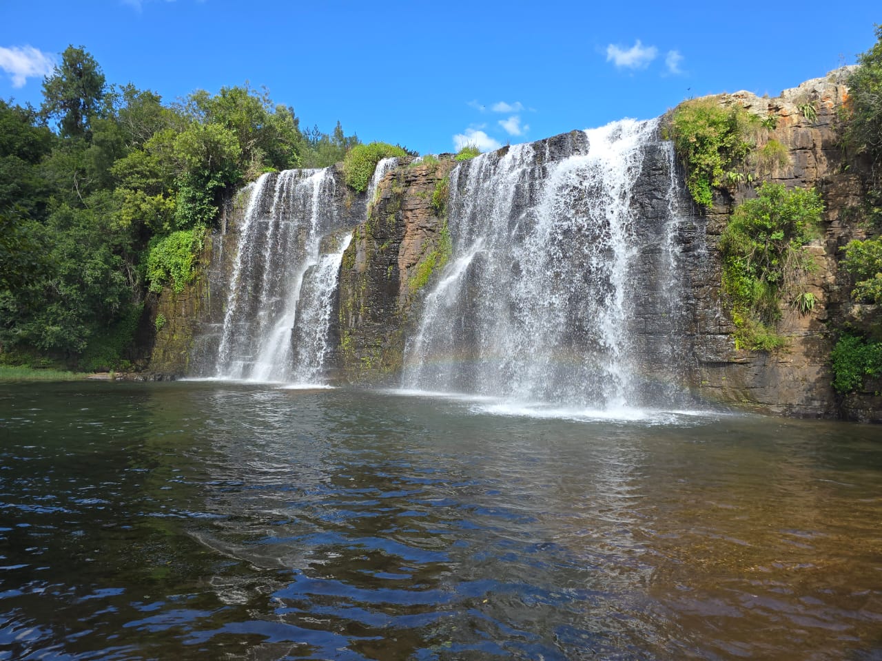 Scenic waterfalls along Mpumalanga’s Panorama Route, surrounded by lush greenery and dramatic cliffs in South Africa’s breathtaking highlands.
